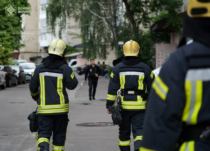Фатальне падіння: рятувальники повідомили деталі ранкової трагедії у Луцьку (фото)