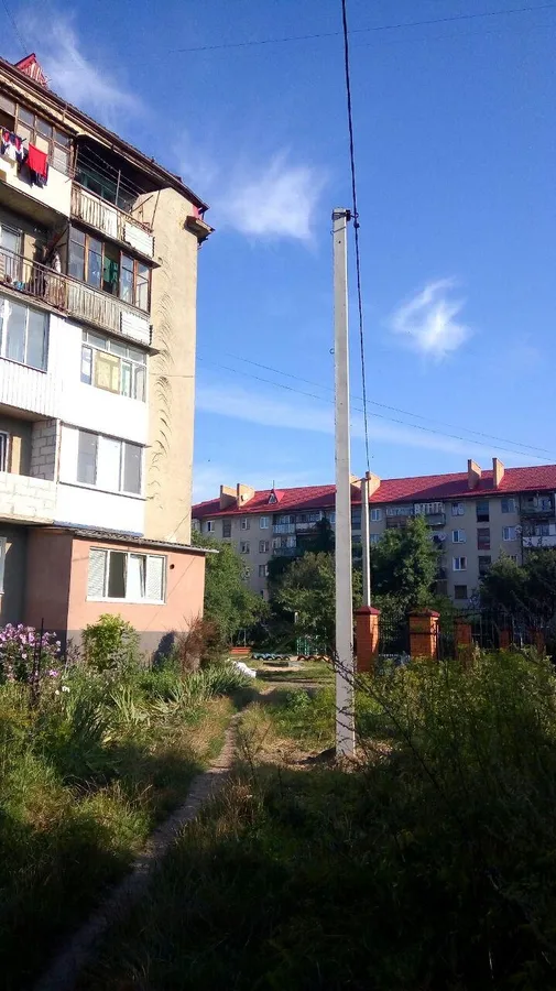 Біля дитмайданчика встановили електроопори: мешканці написали заяву в поліцію. ФОТО