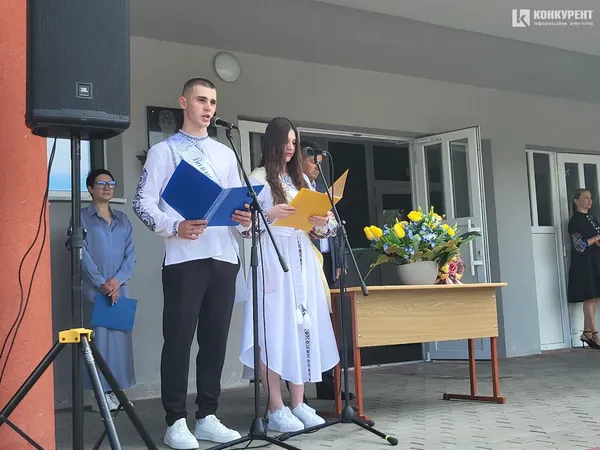 «Бо ми – люди-титани»: як у Луцькому ліцеї №10 танцювали випускний вальс (фото, відео)