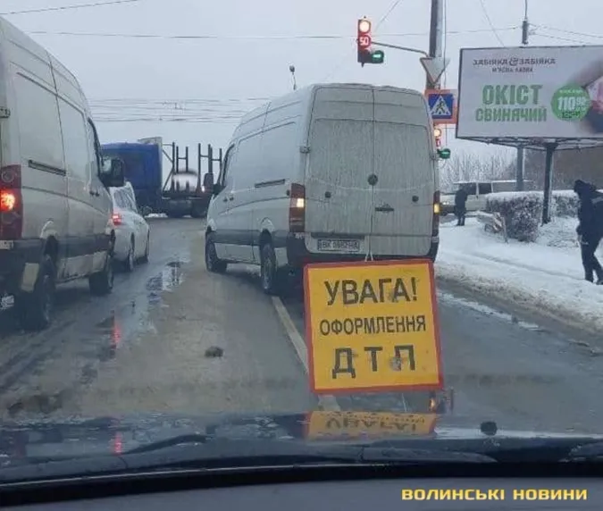 Аварійний ранок: у Луцьку Mercedes в'їхав у патрульне авто. ОНОВЛЕНО