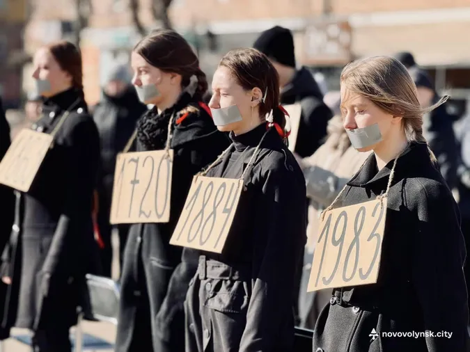 Зв'язані руки та скотч на вустах: на Волині діти провели перформанс (фото)