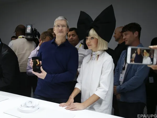 Тім Кук виношує план представити по-справжньому преміальний iPhone у 2017 році