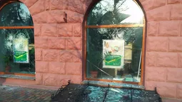 У Луцьку побили вікна у відділеннях двох російських банків (фото)