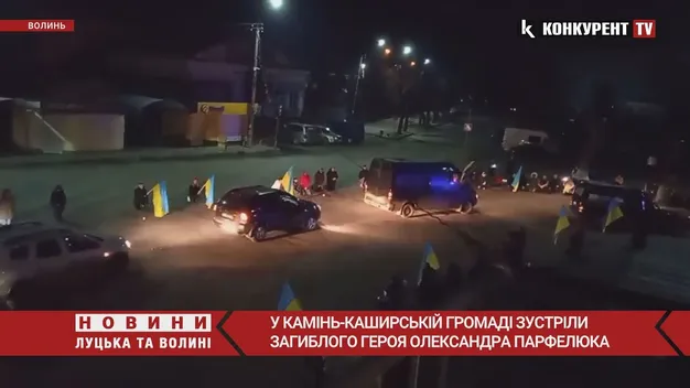 З квітами і на колінах: Волинь зустріла тіло 29-річного Героя Олександра Парфелюка (відео)