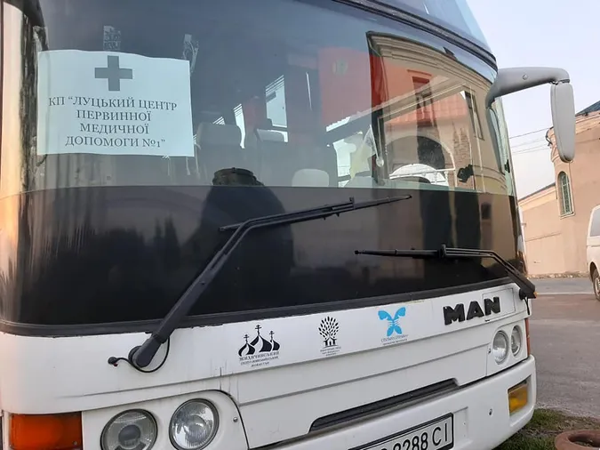 Жидичинський монастир дав свій транспорт, аби довозити луцьких медиків на роботу