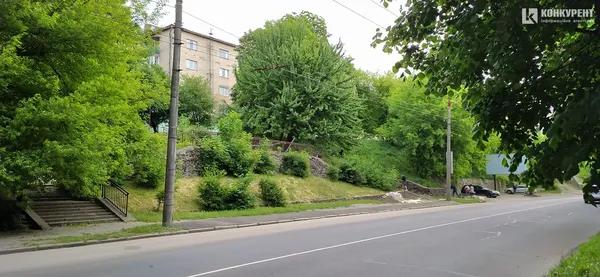 Сходи «для приречених на смерть» у Луцьку почали ремонтувати (фото)