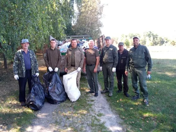На Шацьких озерах після відпочивальників зібрали 100 мішків сміття (фото)
