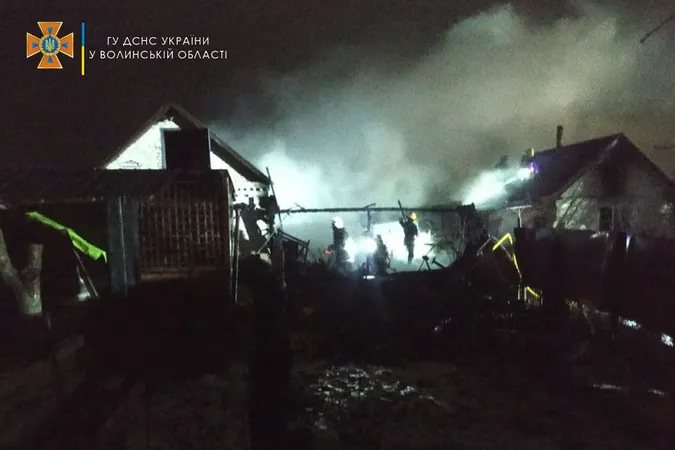 Проклали пів кілометра шланга: в Луцьку сталася нічна пожежа (фото, відео)