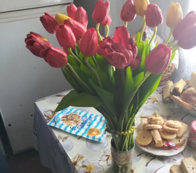 «Кавалер» подарував дівчині букет, вкрадений зі стели полеглим захисникам (фото)
