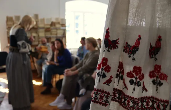 У Луцьку презентували унікальну книгу з орнаментами вишиваних сорочок