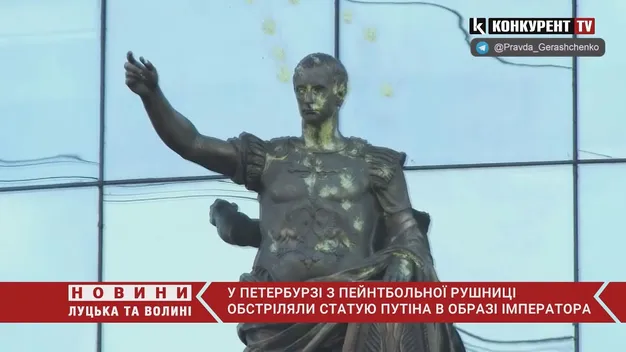 У Петербурзі обстріляли з пейнтбольної рушниці статую путіна (відео)