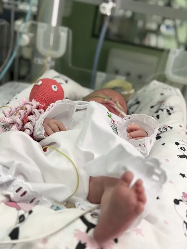 Оберіг з перших днів життя: у Луцьку новонароджених одягнули у вишиванки (фото)