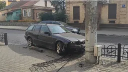 В центрі Луцька водійка на «бесі» знесла огорожу (фото)