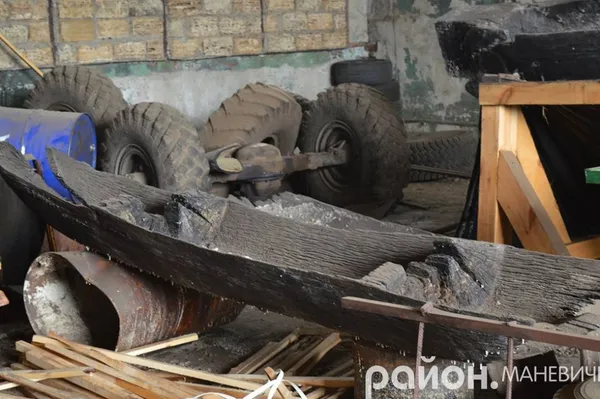 Старовинний човен-довбанка: коли справа зрушить з місця (фото)