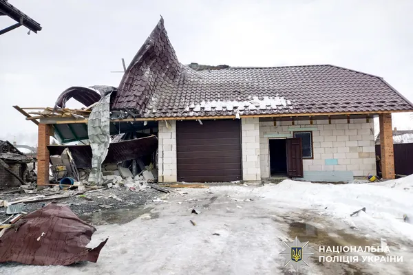 Частина будинку зруйнована, господар – у лікарні: відомі наслідки удару рф по Рівненщині (фото)