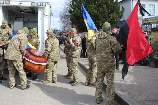Півтора року без звістки: Рожищенська громада попрощалася з полеглим Валентином Волошиним (фото)