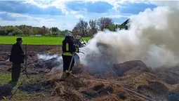 В селі на Волині загорілася солома – вогонь перекинувся на суху траву (фото)