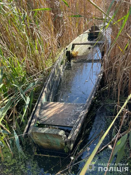 Волинські поліцейські забрали в браконьєра сітку, човен і весло (фото)