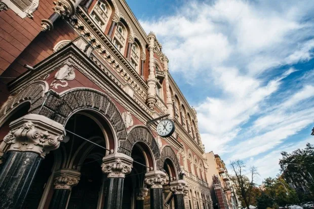 НБУ знизив офіційний курс гривні