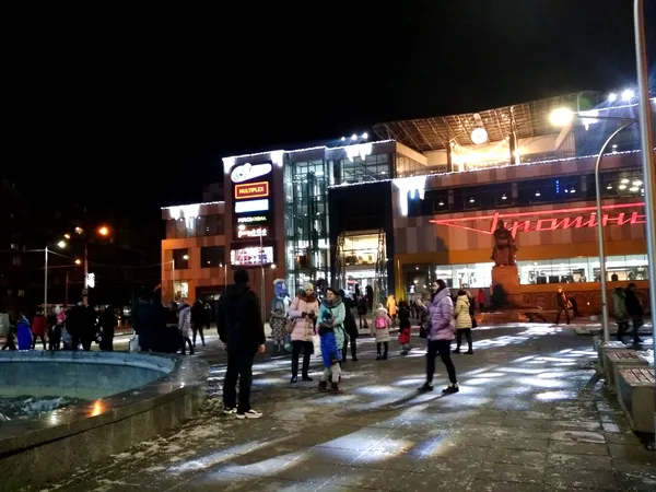 Біля «Променя» засвітили 14-метрову ялинку із кульок (фото)