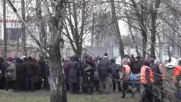У Луцьку пенсіонери стоять у величезних чергах за протермінованим хлібом (відео)
