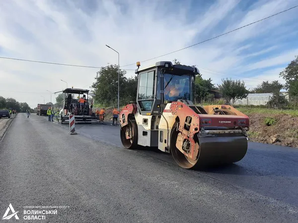 Між Струмівкою та Підгайцями кладуть асфальт: рух транспорту – в реверсному режимі (фото)
