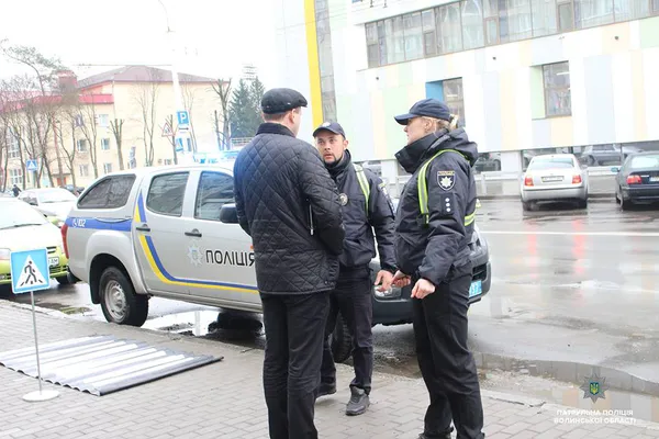 Патрульні навчали лучан правильно переходити дорогу (фото)