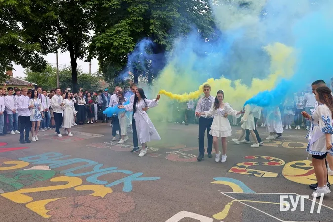 У Нововолинську для учнів пролунав останній дзвоник (фото)