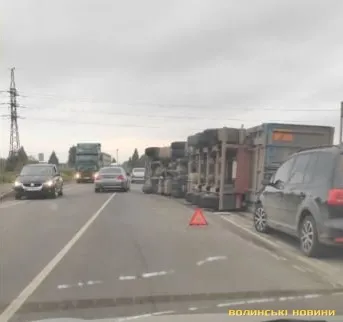У Рованцях перекинулася вантажівка (фото)