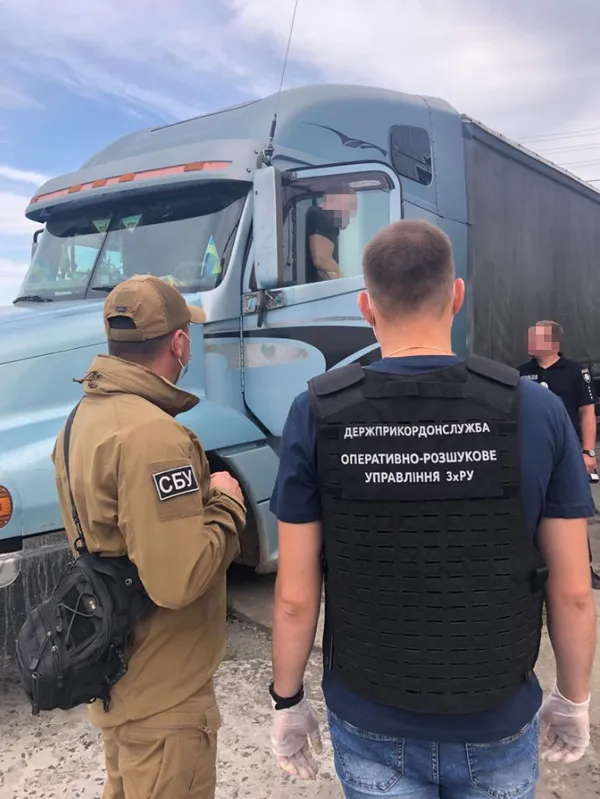 На Волині викрили контрабандиста, який переправляв людей та цигарки до Польщі (фото)
