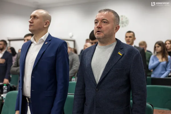 Із вогнем миру і співами: якою була остання в 2019 році сесія Луцької міської ради (фото)