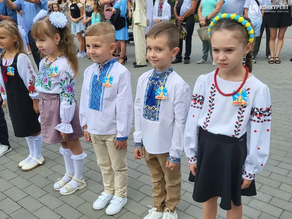 1 вересня у луцькому ліцеї №10: лінійка для першачків та випускників (фото)