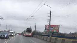 Рух ускладнений: у Луцьку посеред мосту стали тролейбуси (фото, відео)