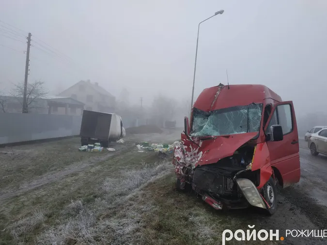 Розкидані продукти і зім’яті автомобілі: у Рожищенському районі – аварія (фото)