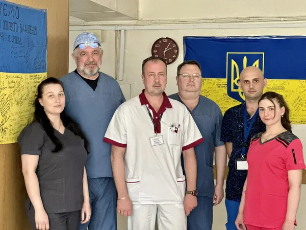 Трималася на шкірі: луцькі хірурги пришили чоловікові руку (фото 18+)