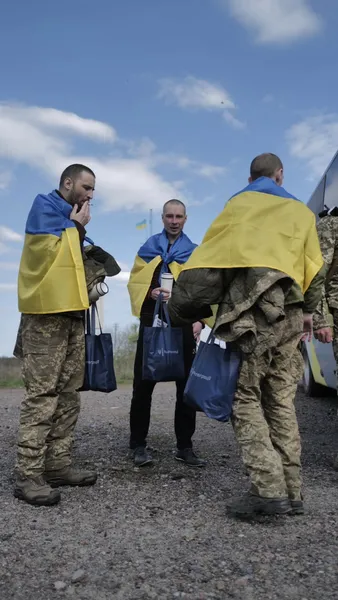 Щем і сльози: у мережі показали зворушливі кадри з обміну полонених (фото)