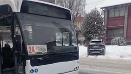 Пасажири їдуть на протязі: у вікні луцького автобуса ходить ходором скло (фото, відео)