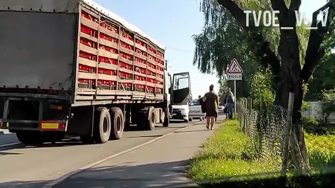 У Володимирі-Волинському зіткнулися фура і легковик (відео)