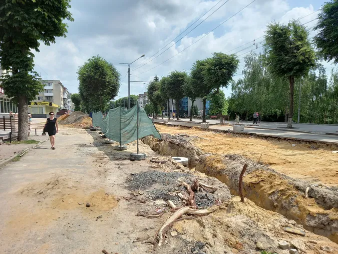 Знімають бруківку із тротуарів: що коїться на проспекті Волі у Луцьку (фото)