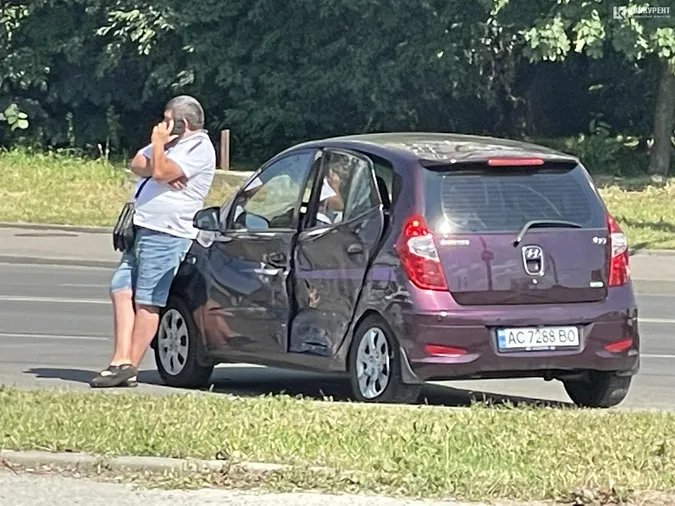 Зім'яті двері: у Луцьку – ДТП на вулиці Конякіна (фото)