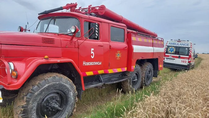 На Волині «швидка» застрягла в полі – хворого привезли рятувальники (фото)