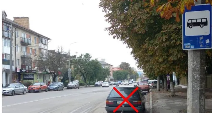 У Луцьку муніципали оштрафували водіїв, які паркуються біля зупинки (фото)
