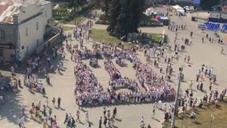 Як лучани "вишили" тілами в'їзну вежу замку Любарта (фото)