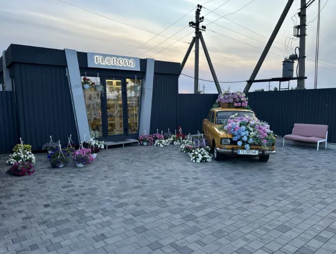 Під Луцьком продають квітковий бізнес з «москвичем» (фото)