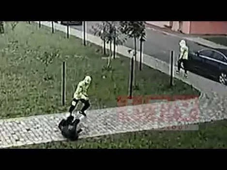 У Рівному заради розваги підлітки з ножем напали на жінку (відео)