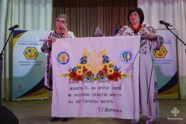 У місті на Волині презентували величезний рушник із вишитими іменами полеглих Героїв (фото)