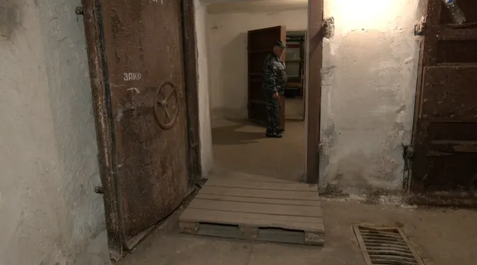 У Луцьку люди скаржаться на стан «обмежено готового» укриття (відео)