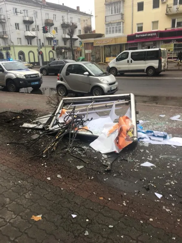У Луцьку п'яний водій на «євробляхах» зніс рекламну конструкцію (фото)