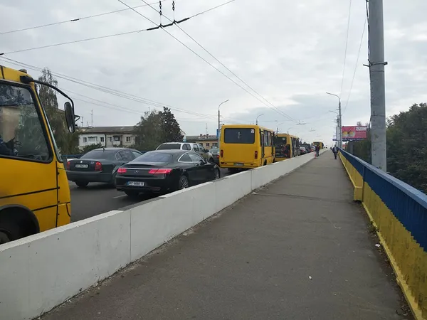 Луцьк стоїть у заторах: ремонтують дорогу (фото, відео)