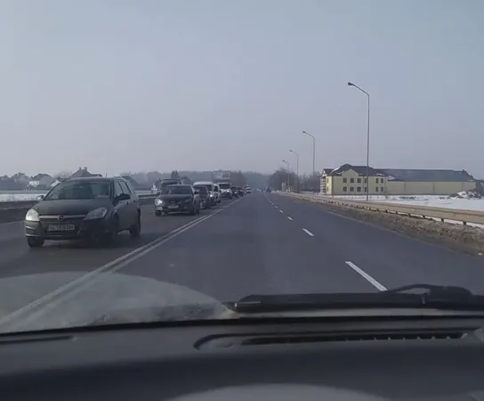 До Дубнівського перехрестя тягнеться величезний затор (відео)